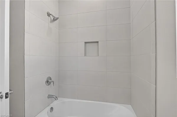 $3,200 | 286 Indies Drive East, Unit 202, Naples, FL 34114