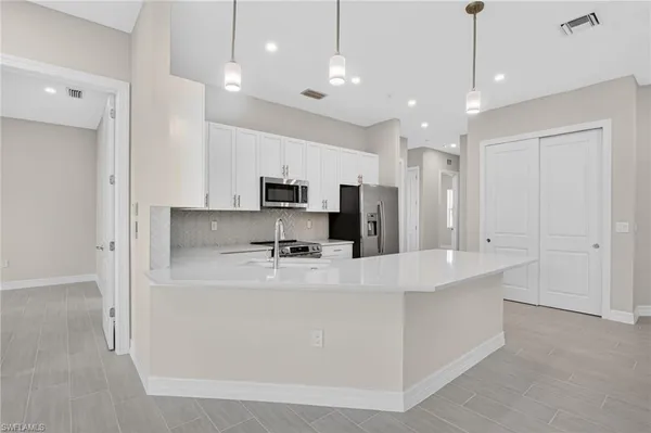 $3,200 | 286 Indies Drive East, Unit 202, Naples, FL 34114