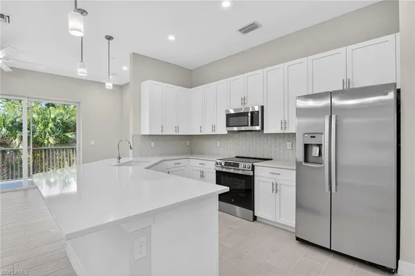 $3,200 | 286 Indies Drive East, Unit 202, Naples, FL 34114