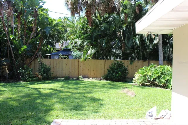 a view of a back yard