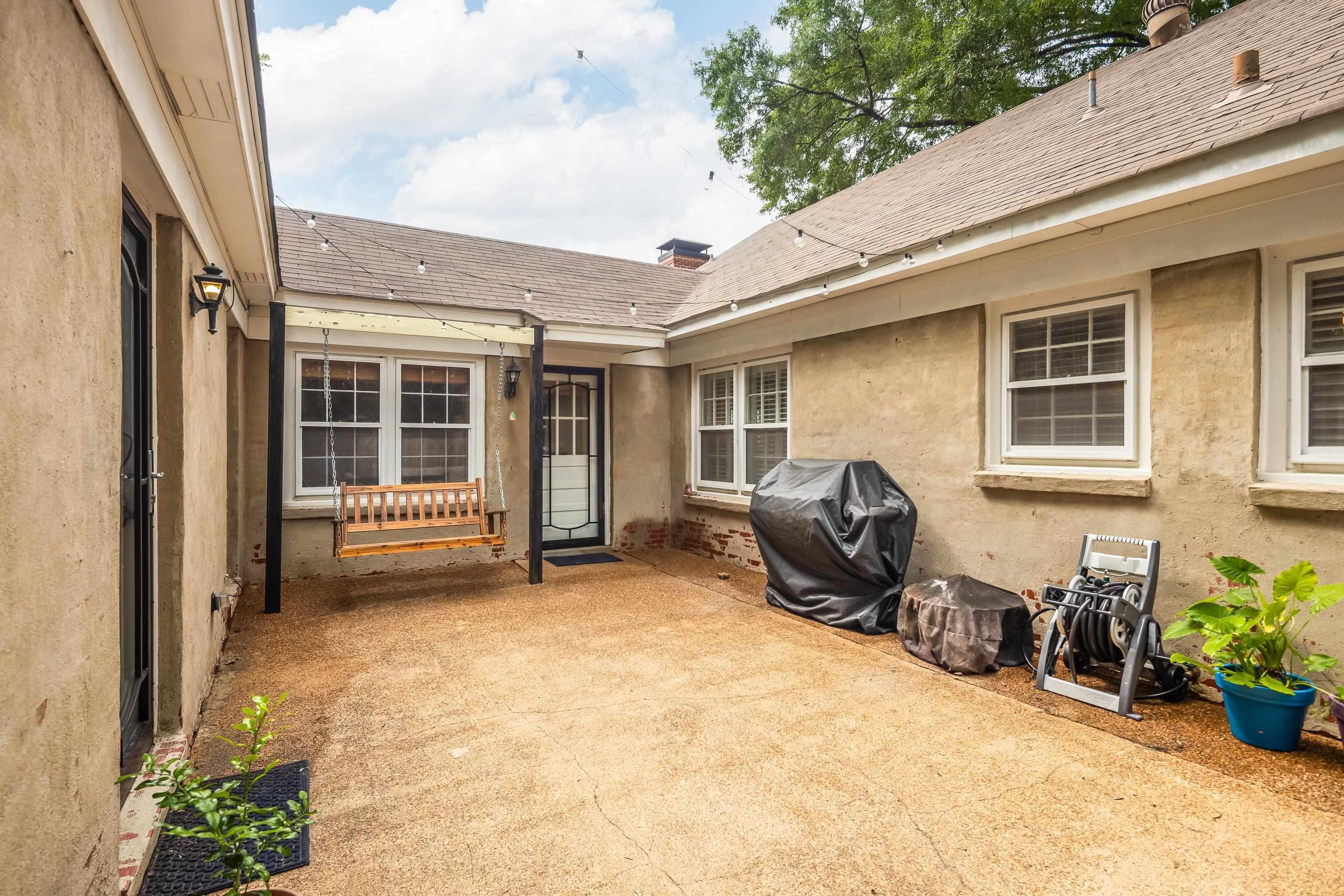 4474 Cherrydale Road Memphis, TN 38117 - Photo 30 of 35 a backyard of a house with furniture