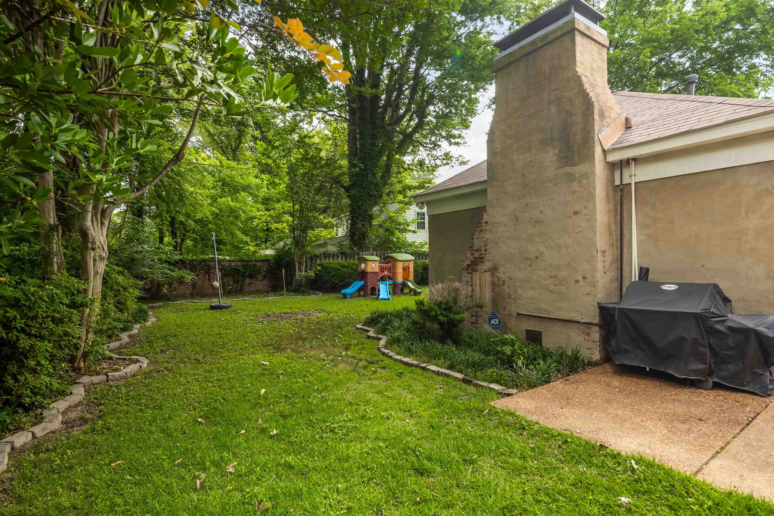 4474 Cherrydale Road Memphis, TN 38117 - Photo 32 of 35 a backyard of a house with seating space