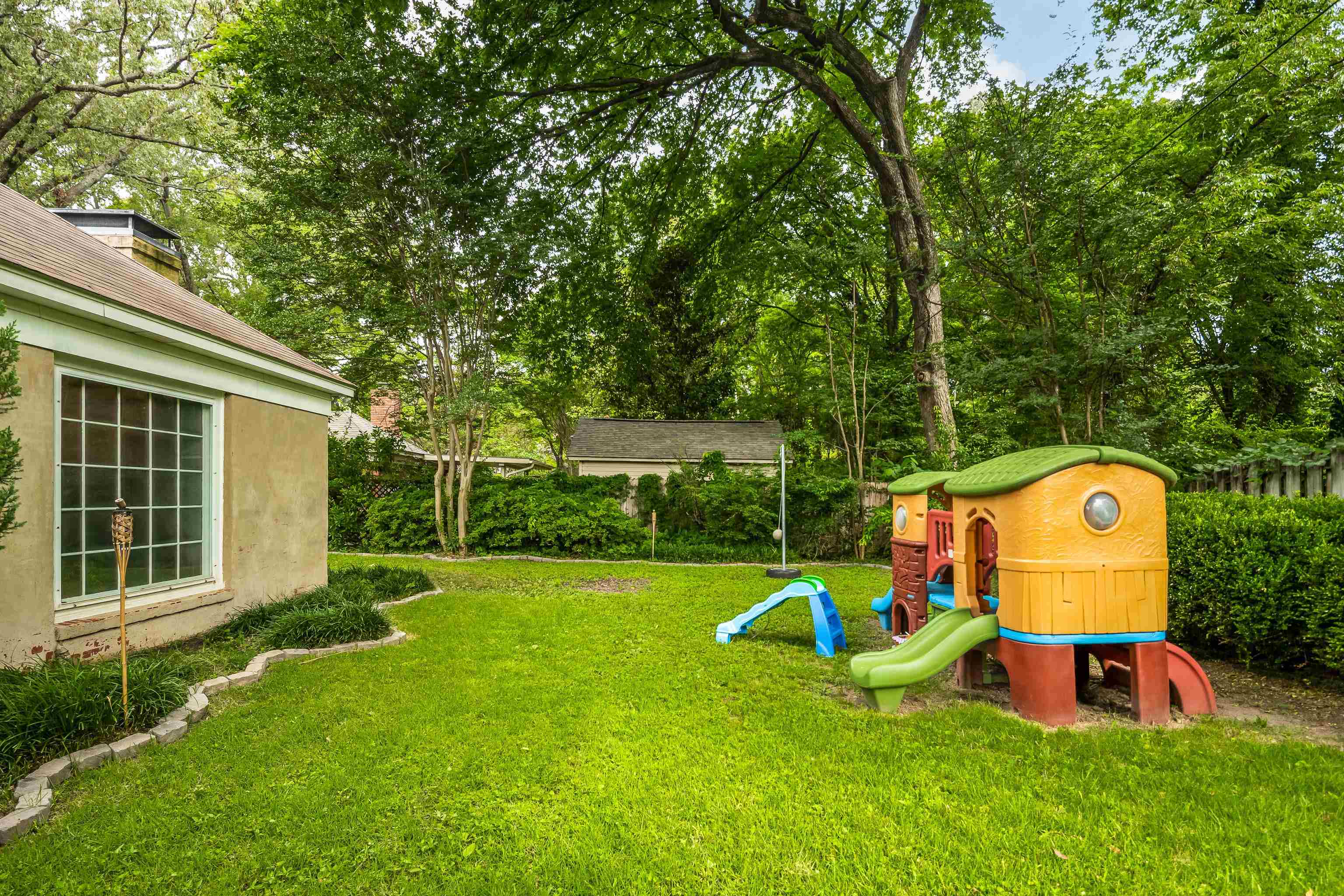 4474 Cherrydale Road Memphis, TN 38117 - Photo 33 of 35 a view of a chair and table in the garden