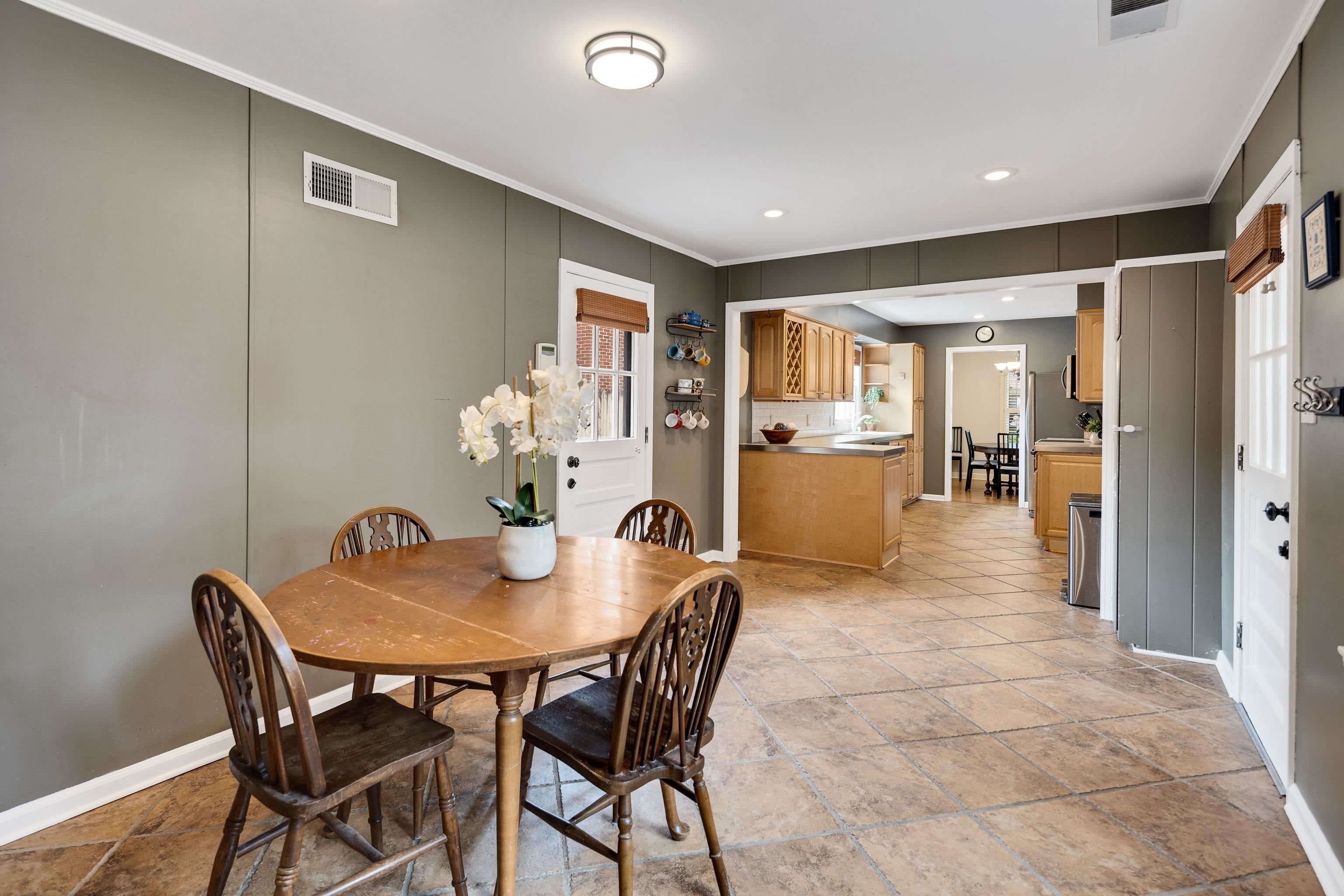 4474 Cherrydale Road Memphis, TN 38117 - Photo 9 of 35 a dining room with furniture and window