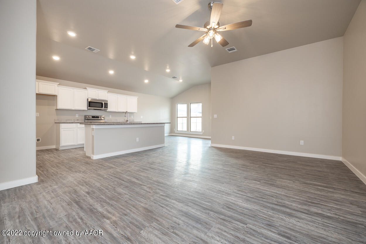 1741 Montaluse Road Amarillo, TX 79118 - Photo 3 of 29 Living Room