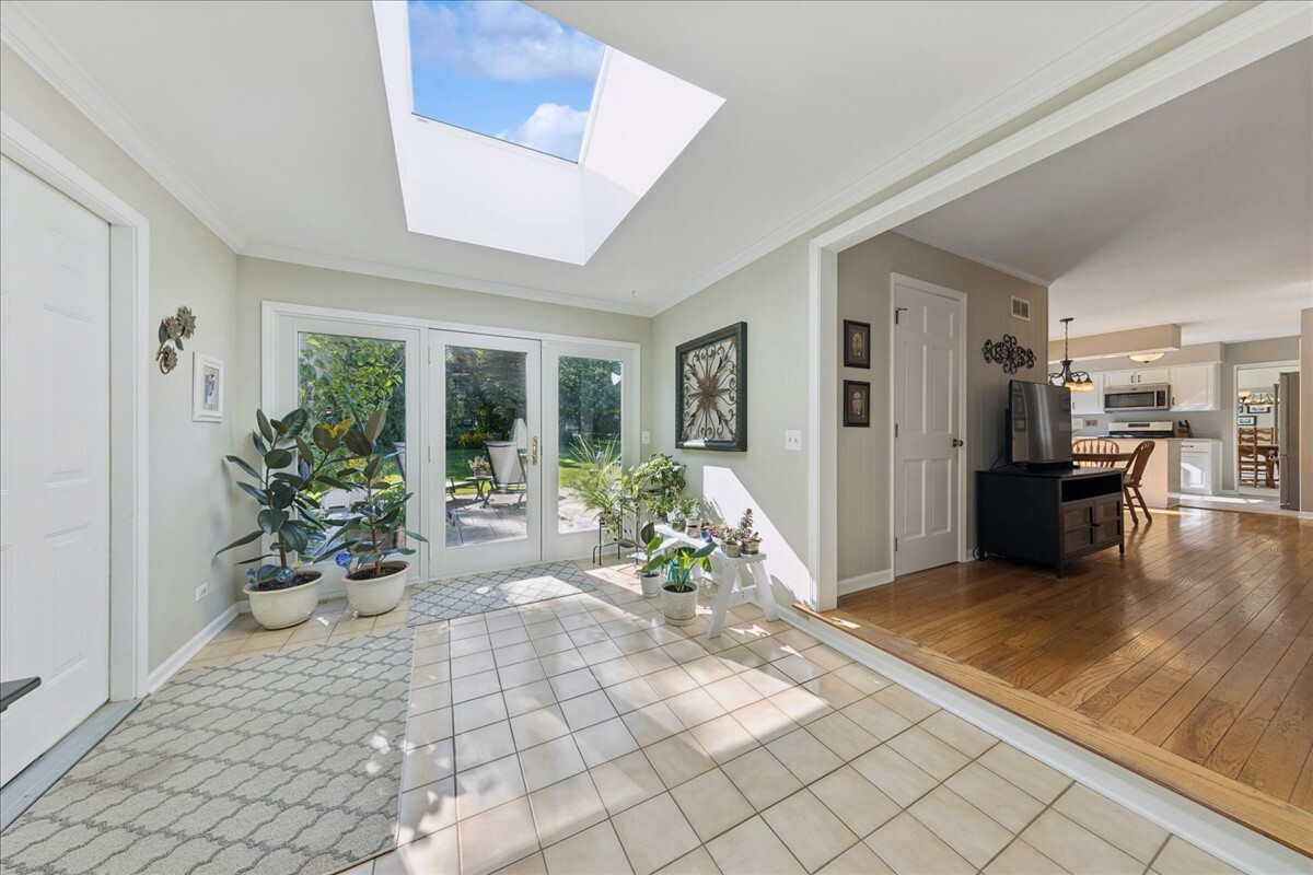415 Hamilton Drive Wheaton, IL 60189 - Photo 13 of 27 a living room with furniture and a large window