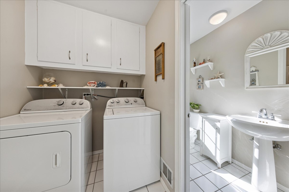 415 Hamilton Drive Wheaton, IL 60189 - Photo 14 of 27 a utility room with dryer and washer