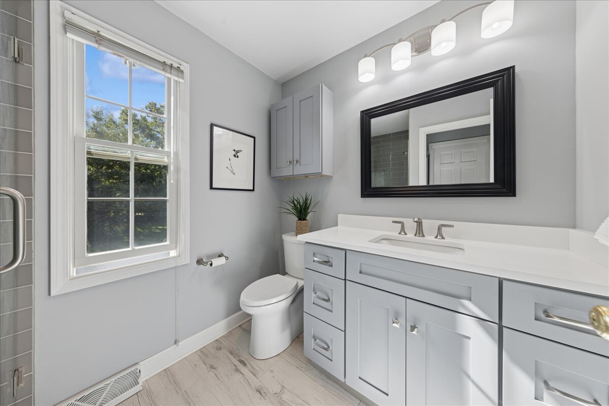 415 Hamilton Drive Wheaton, IL 60189 - Photo 18 of 27 a bathroom with a toilet sink and mirror
