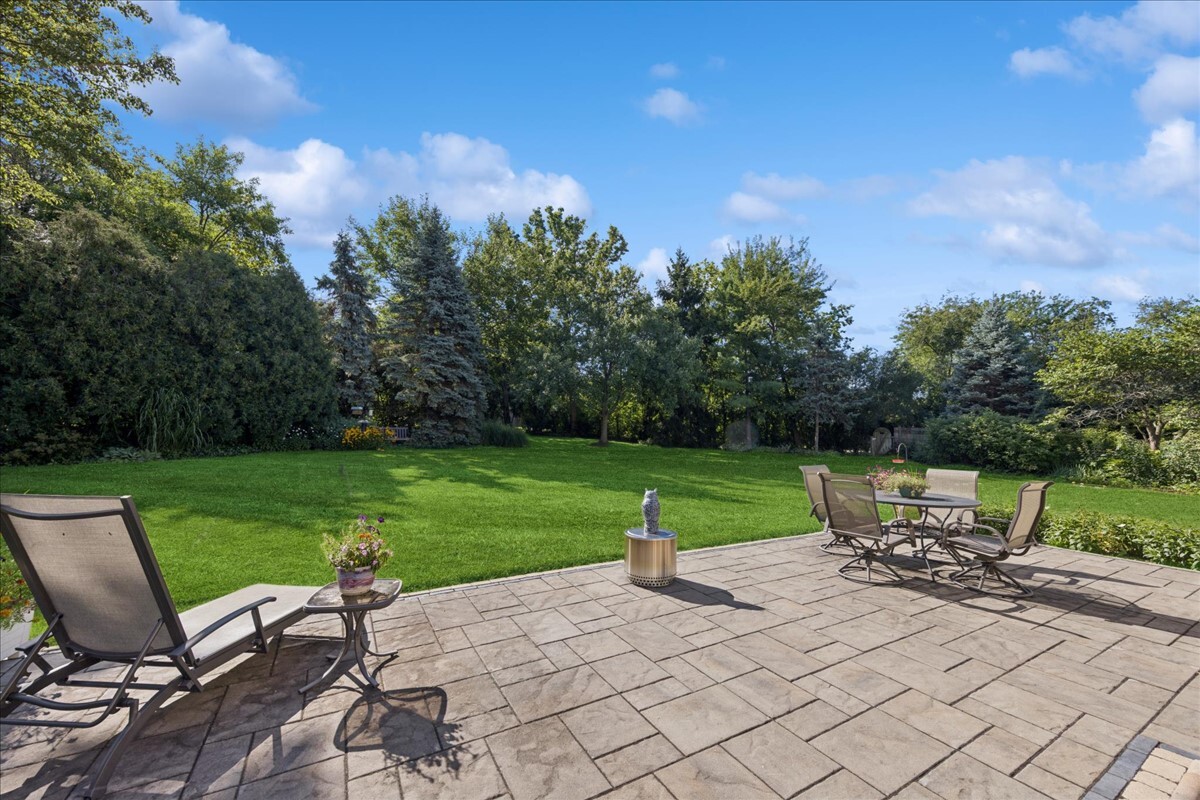 415 Hamilton Drive Wheaton, IL 60189 - Photo 21 of 27 a view of a garden with sitting area