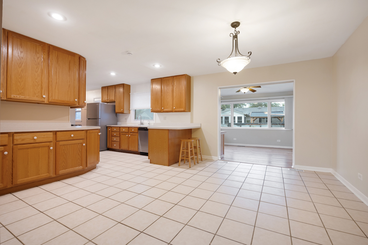 46 Avon Road Elk Grove Village, IL 60007 - Photo 9 of 24