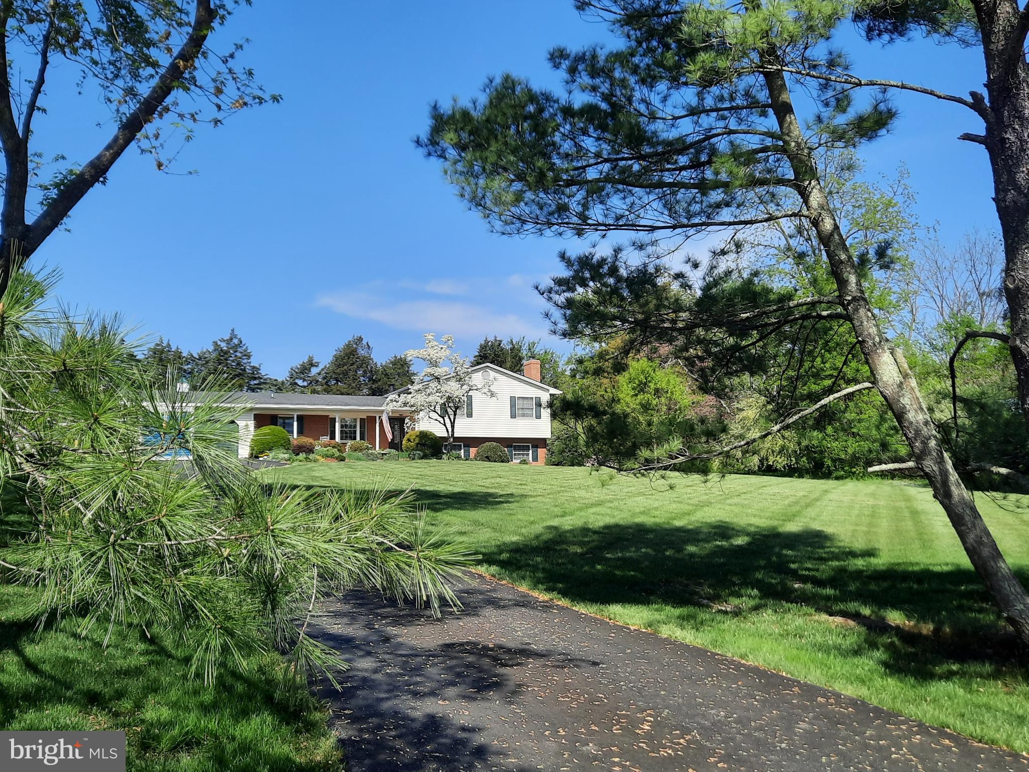 19887 Smith Circle Ashburn, VA 20147 - Photo 2 of 27 Split Level on 1 Acre Lot