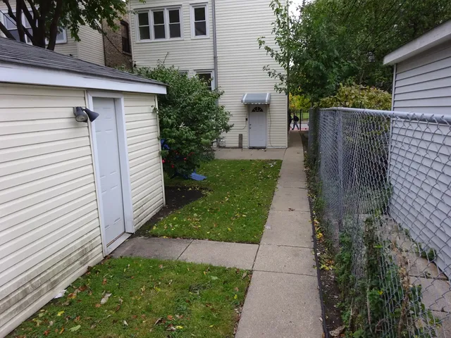 a view of back yard of the house