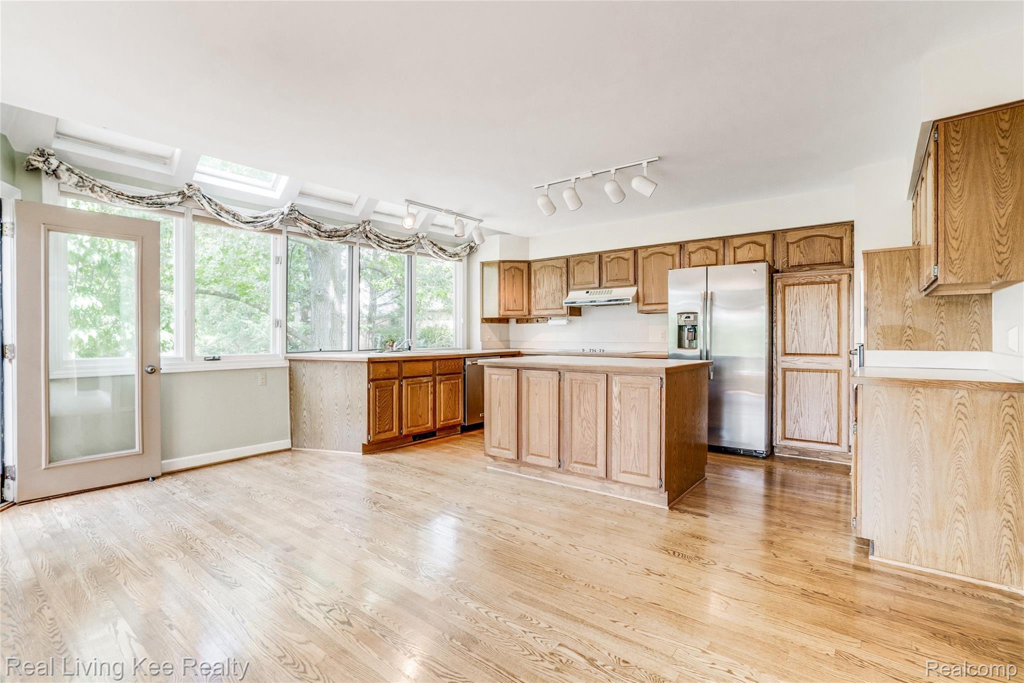 6368 Peach Tree Court Rochester, MI 48306 - Photo 21 of 54 Interiors (15 of 50).jpg