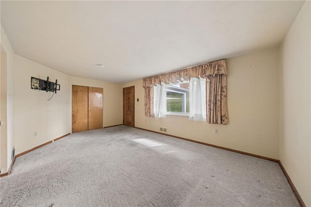 942 Shadycrest Road Pittsburgh, PA 15216 - Photo 5 of 40 Gallery Image 5