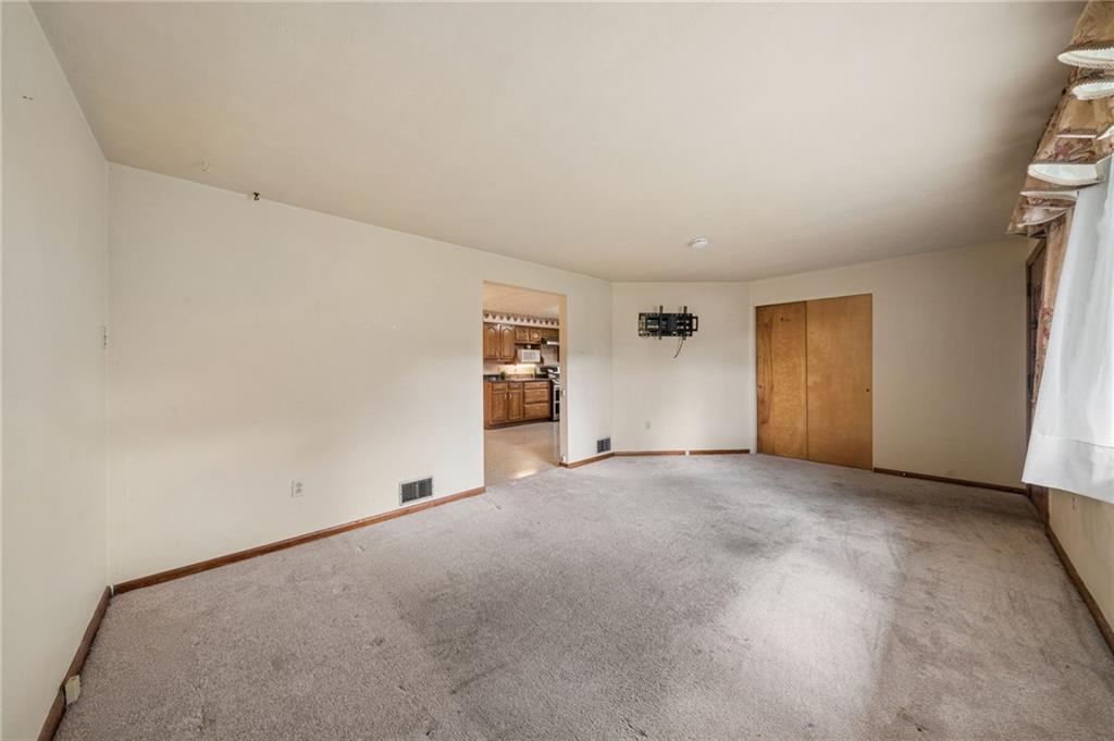 942 Shadycrest Road Pittsburgh, PA 15216 - Photo 6 of 40 Gallery Image 6
