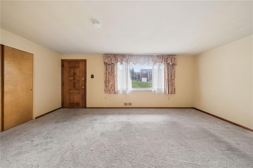 942 Shadycrest Road Pittsburgh, PA 15216 - Photo 7 of 40 Gallery Image 7
