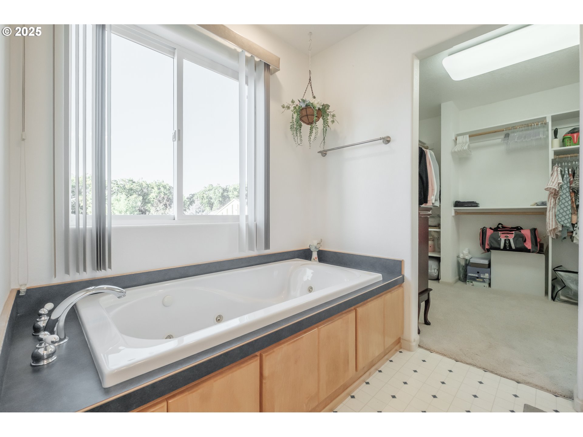 2669 Southeast Chicago Street Albany, OR 97322 - Photo 21 of 31 a bathroom with a tub a sink and a window