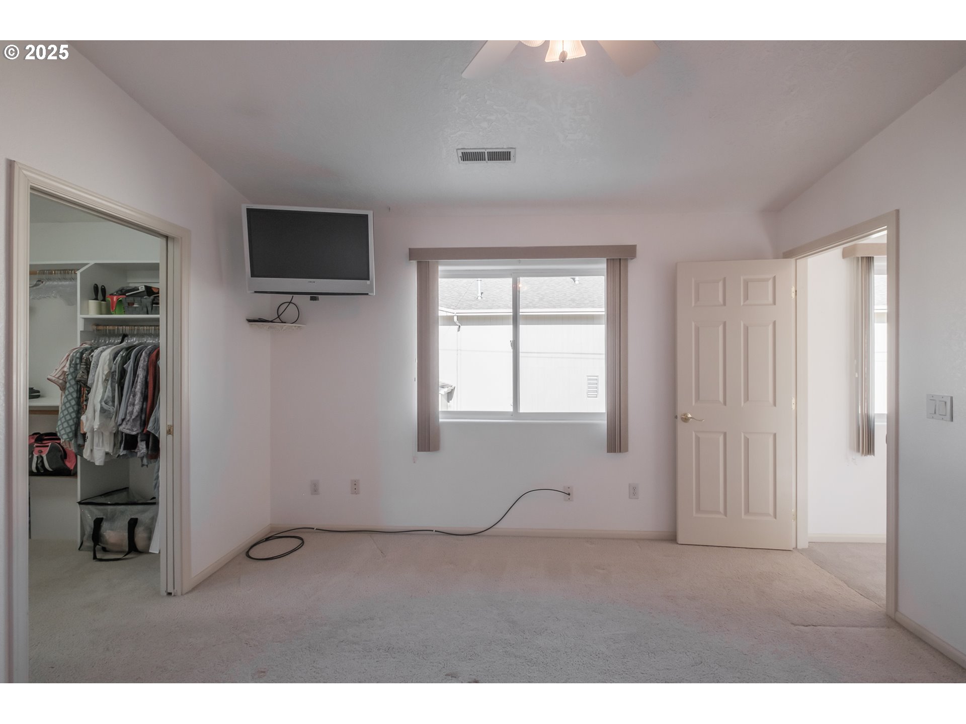 2669 Southeast Chicago Street Albany, OR 97322 - Photo 23 of 31 a living room with furniture and a flat screen tv