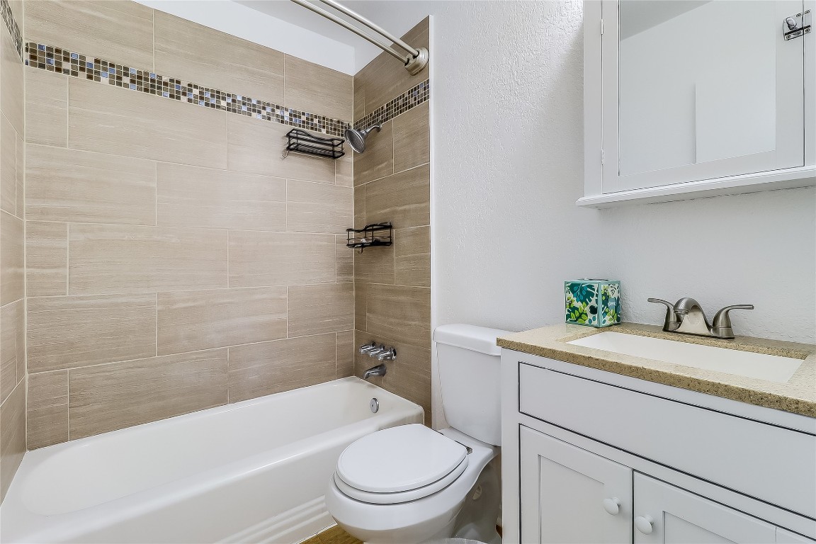 2401 Manor Road, Unit 210 Austin, TX 78722 - Photo 17 of 20 a bathroom with a sink a toilet and a bathtub