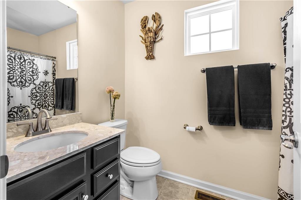609 Rosecliff Road Wexford, PA 15090 - Photo 18 of 25 2nd floor full bathroom - roomy. All builder grade faucets & plumbing values have been replaced throughout the entire townhouse.