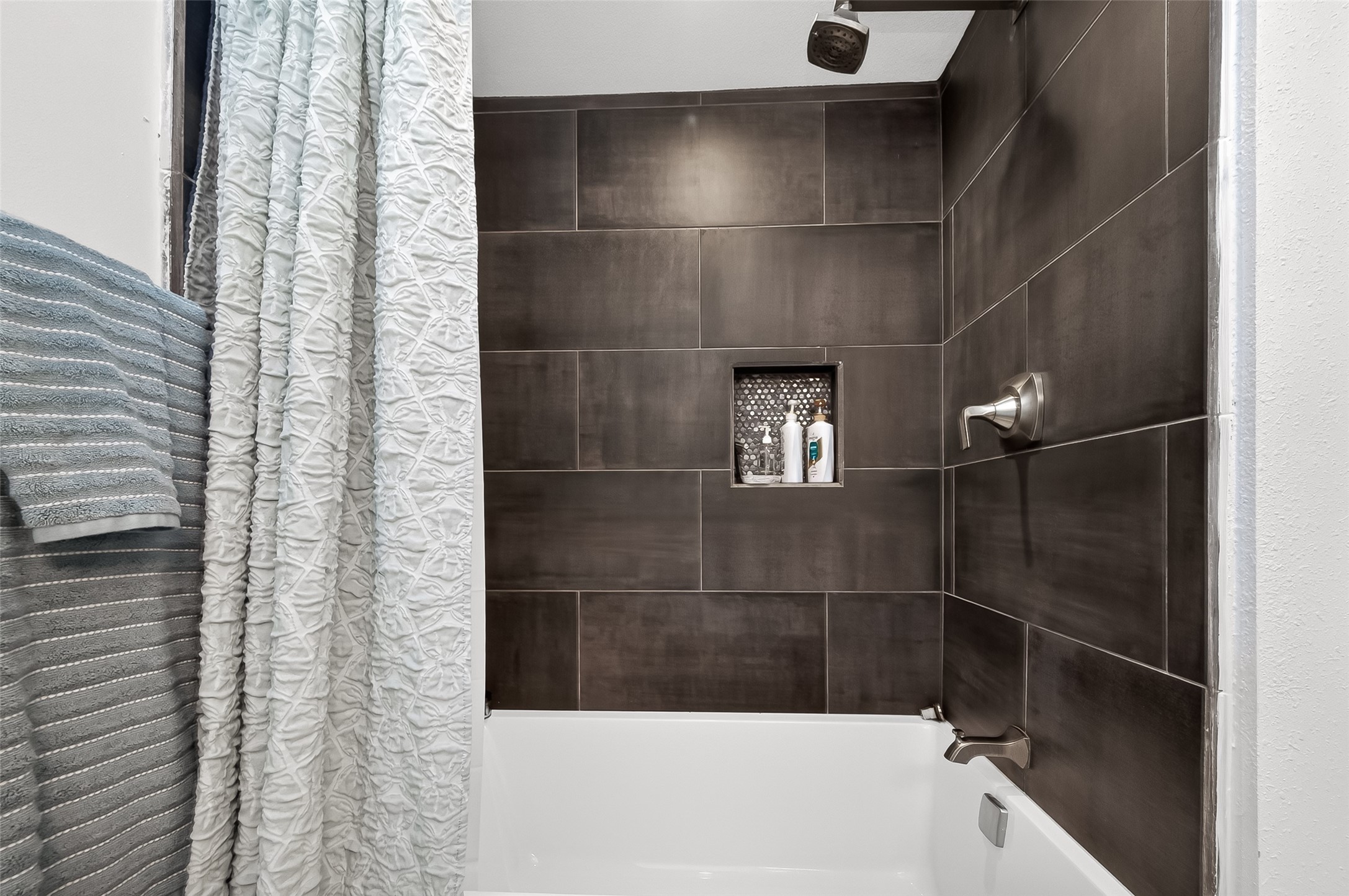548 Brandon Road Conroe, TX 77302 - Photo 29 of 37 Secondary bath