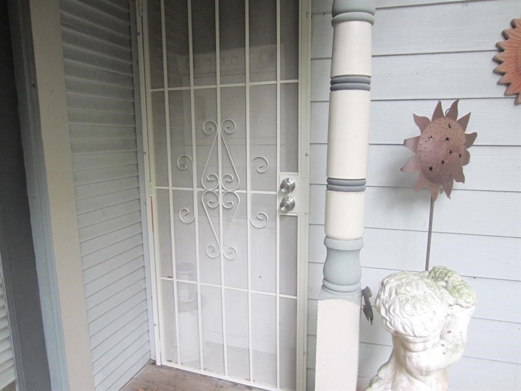 1407 Nevada Street Houston, TX 77006 - Photo 25 of 26 a bathroom with a bathtub and shower