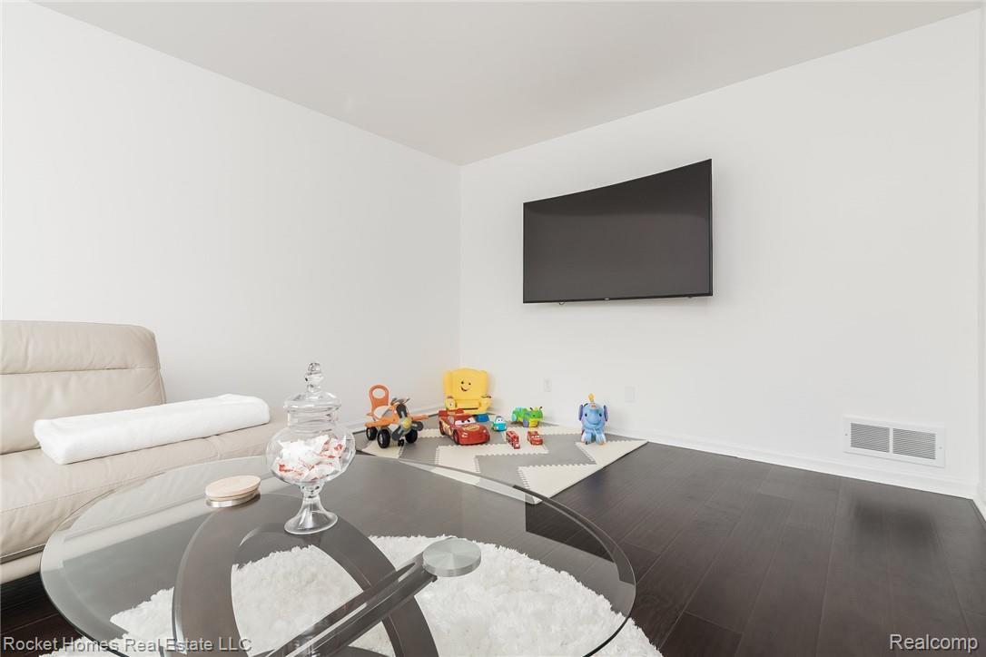 20650 Dunham Road Clinton Township, MI 48038 - Photo 10 of 24 011-photo-family-room-6265789.jpg