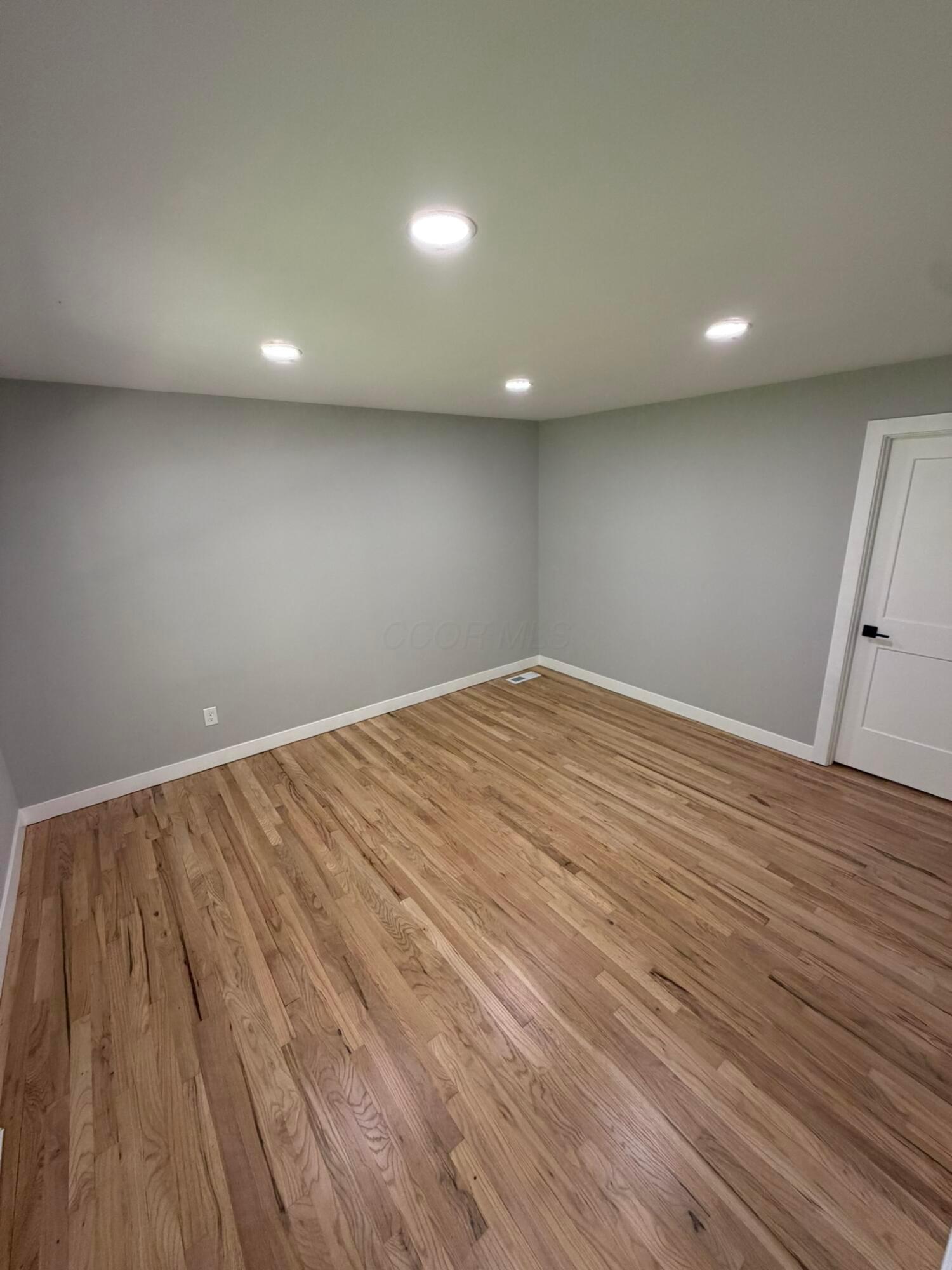 957 Old Farm Road Columbus, OH 43213 - Photo 14 of 35 Living Room