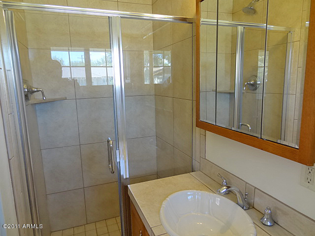 429 East Lamar Road Phoenix, AZ 85012 - Photo 11 of 15 Bathroom