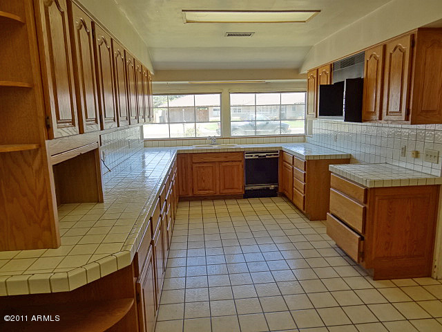 429 East Lamar Road Phoenix, AZ 85012 - Photo 4 of 15 Kitchen