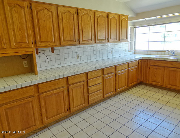 429 East Lamar Road Phoenix, AZ 85012 - Photo 5 of 15 Kitchen