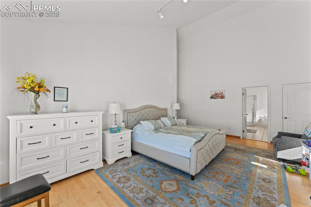 112 Ridge Point Circle Divide, CO 80814 - Photo 25 of 50 a spacious bedroom with a bed and a dresser