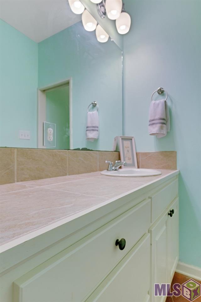 2101 Springstone Drive Baton Rouge, LA 70810 - Photo 17 of 20 Guest Bath