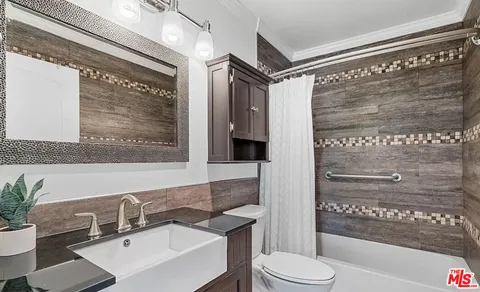 $739,000 | 11930 Avon Way, Unit 207, Los Angeles, CA 90066