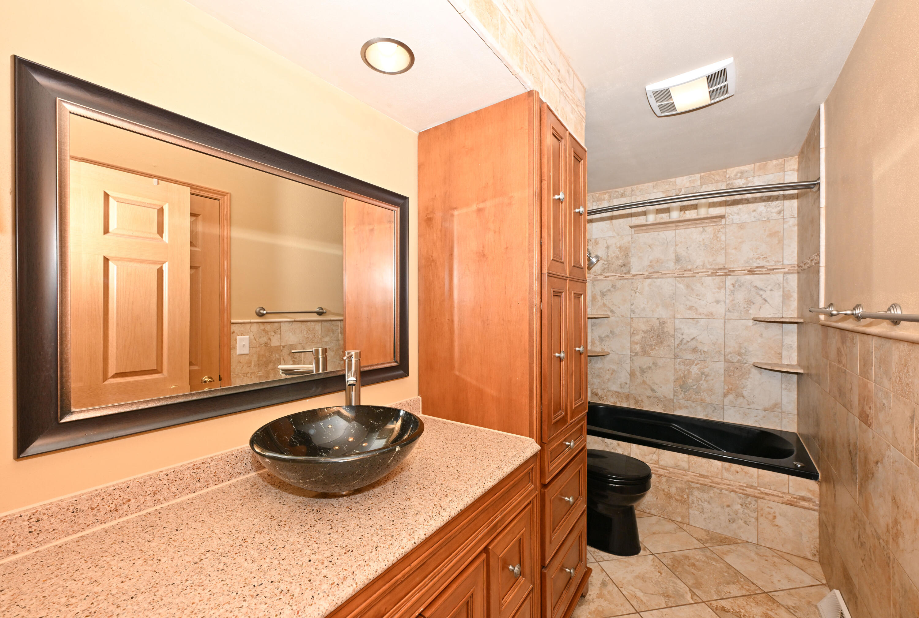 12237 West Larkspur Road Franklin, WI 53132 - Photo 13 of 42 Main Bath
