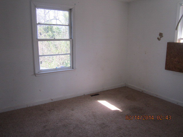 1612 Mathis Circle Macon, GA 31206 - Photo 3 of 5 an empty room with a window