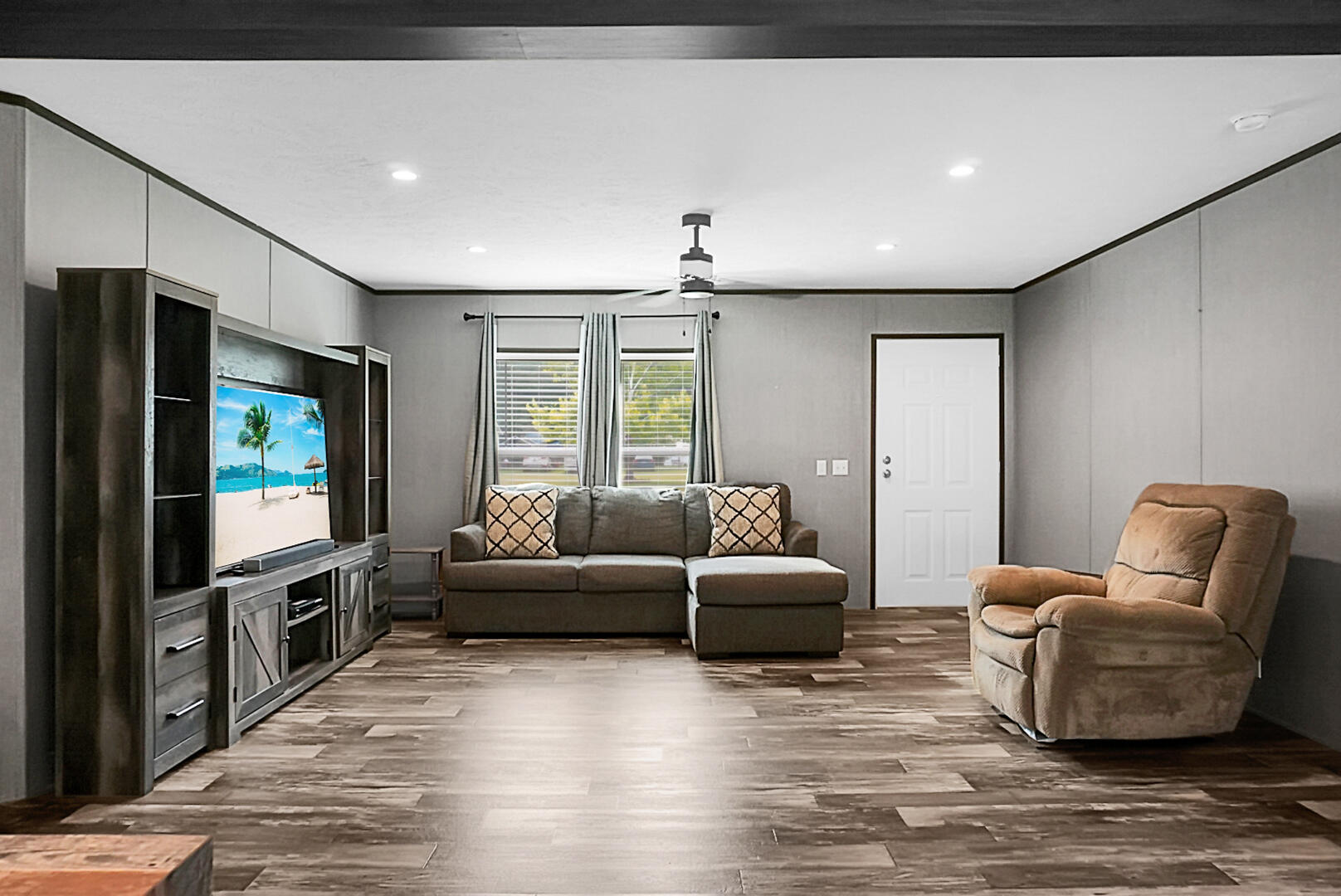 317 Pooshee Plantation Way Bonneau, SC 29431 - Photo 6 of 57 Living room