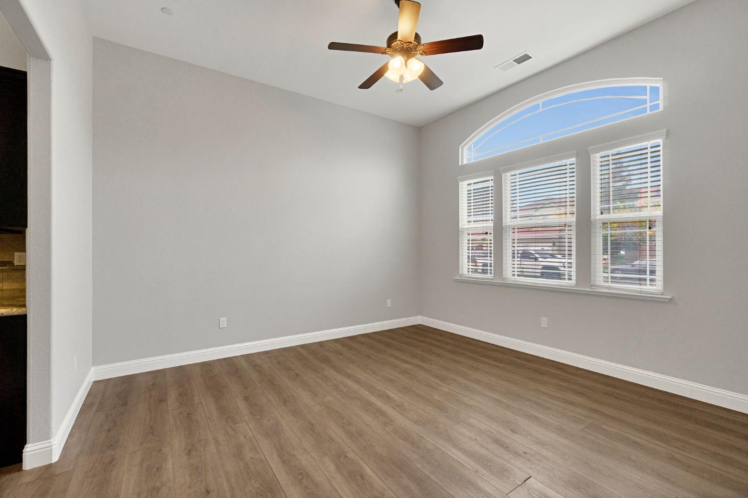 798 South Michelle Avenue Kerman, CA 93630 - Photo 15 of 33 Formal room or dinning room