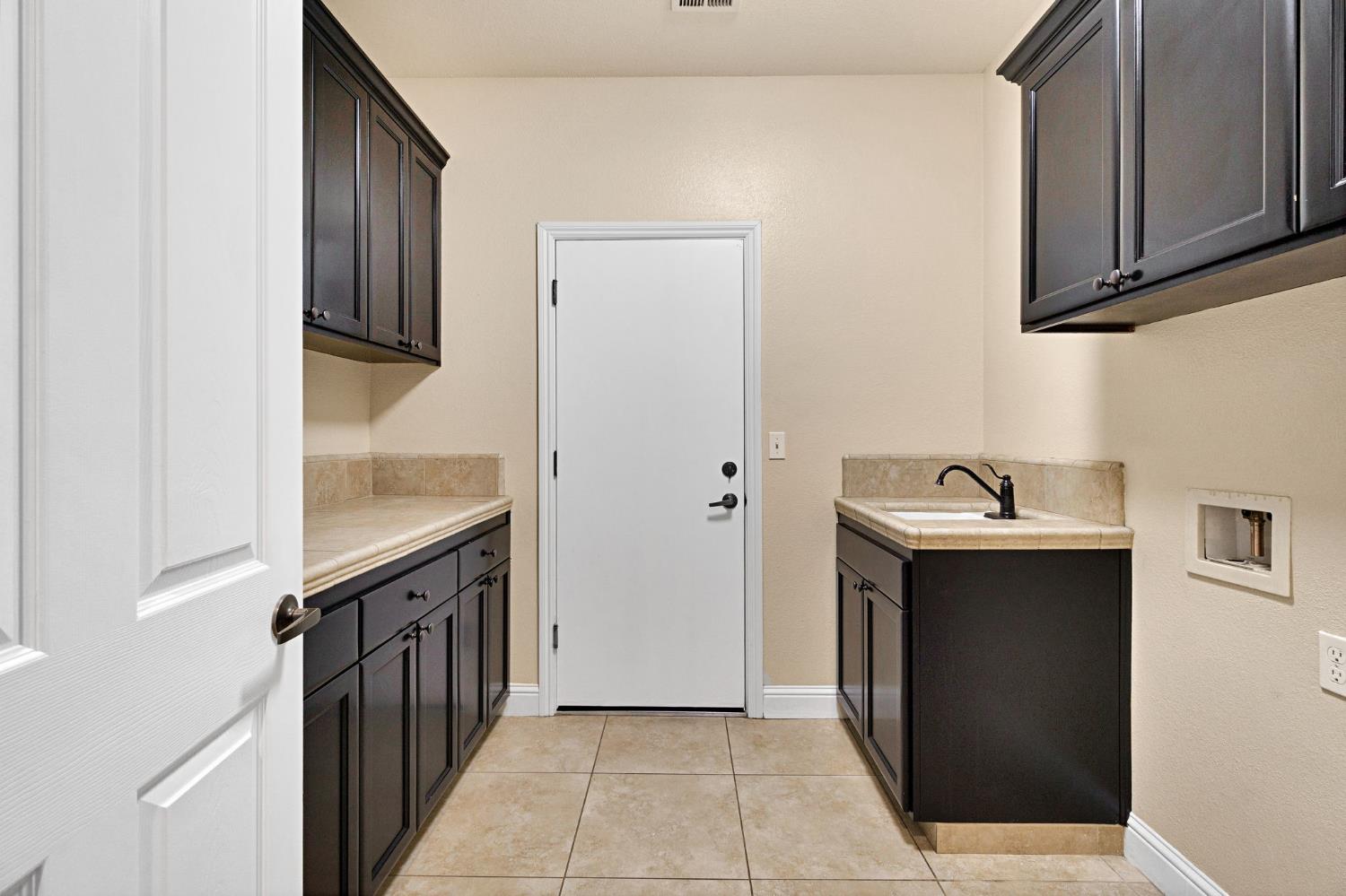 798 South Michelle Avenue Kerman, CA 93630 - Photo 18 of 33 Indoor Laundry with built in sink