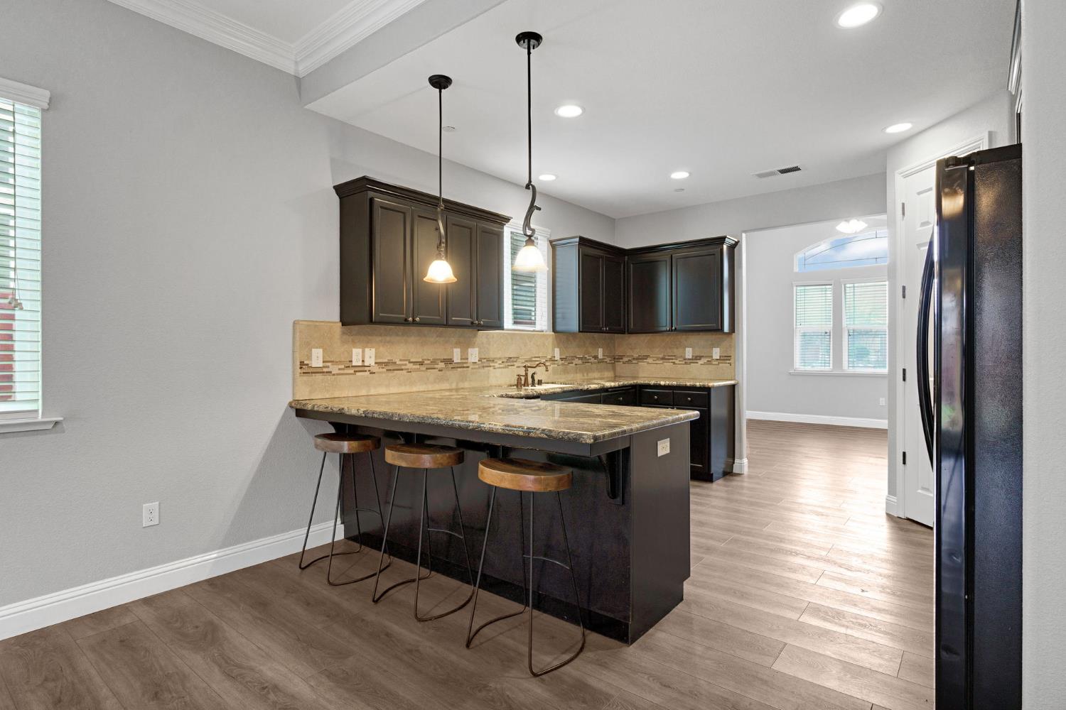 798 South Michelle Avenue Kerman, CA 93630 - Photo 8 of 33 KItchen bar