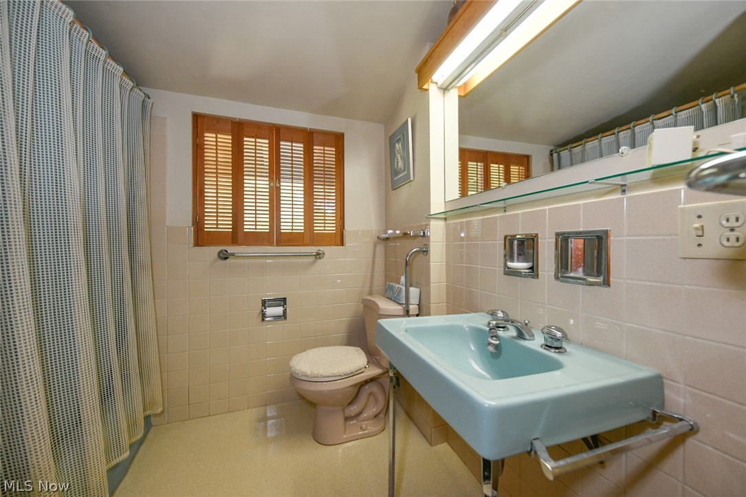 7324 Westview Road Kent, OH 44240 - Photo 17 of 28 Main hall full bath. Clean and tidy and very mid-century modern!