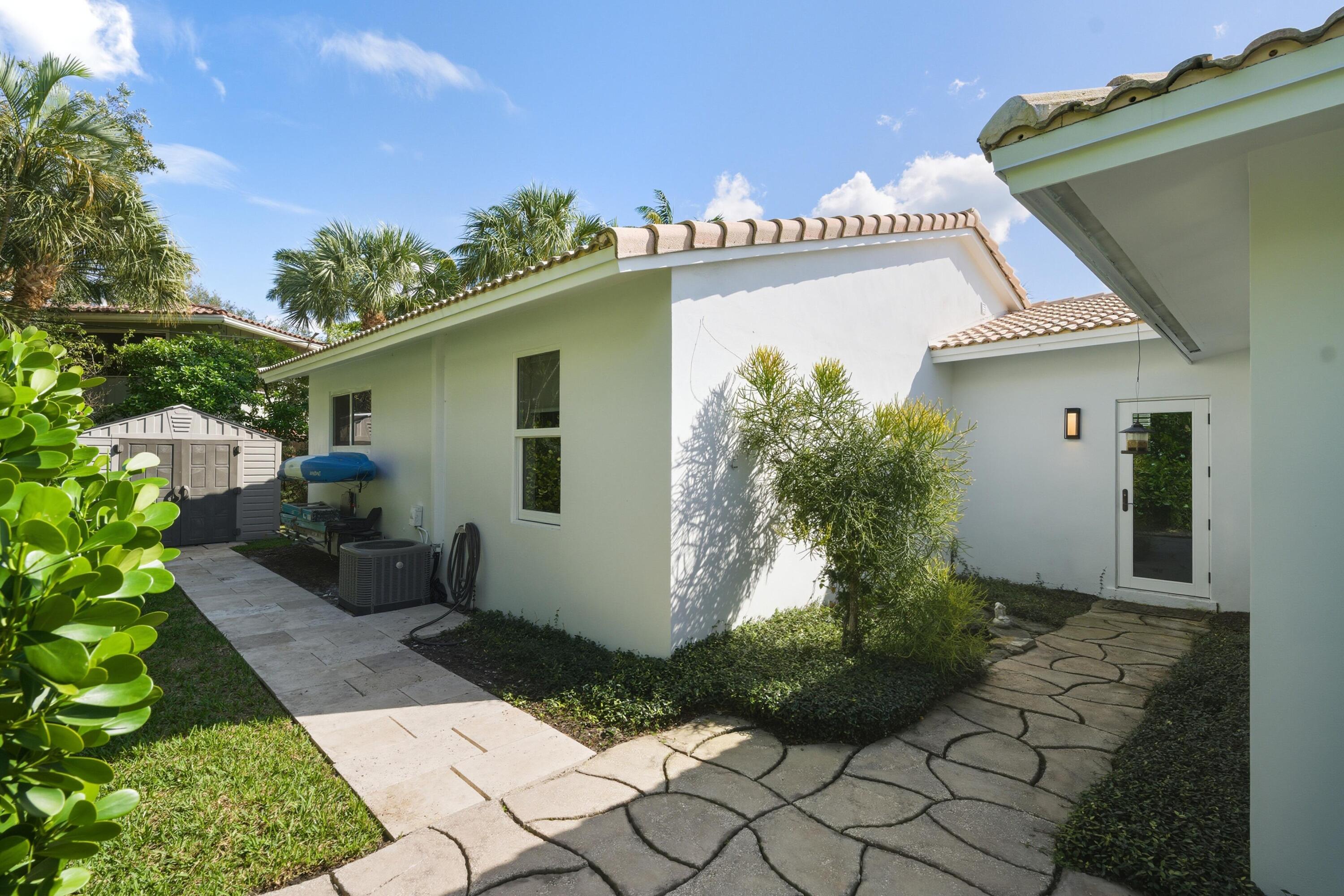 2642 Northeast 26th Terrace Lighthouse Point, FL 33064 - Photo 12 of 52 13