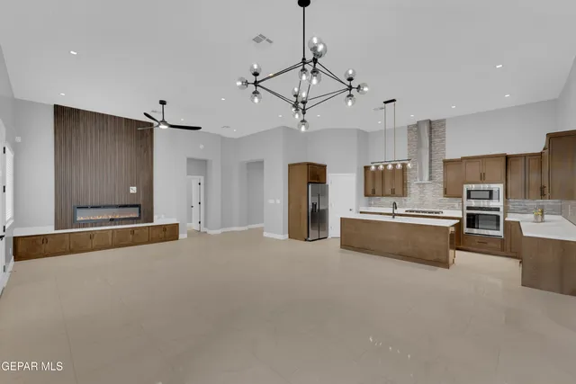 a view of a big room with closet