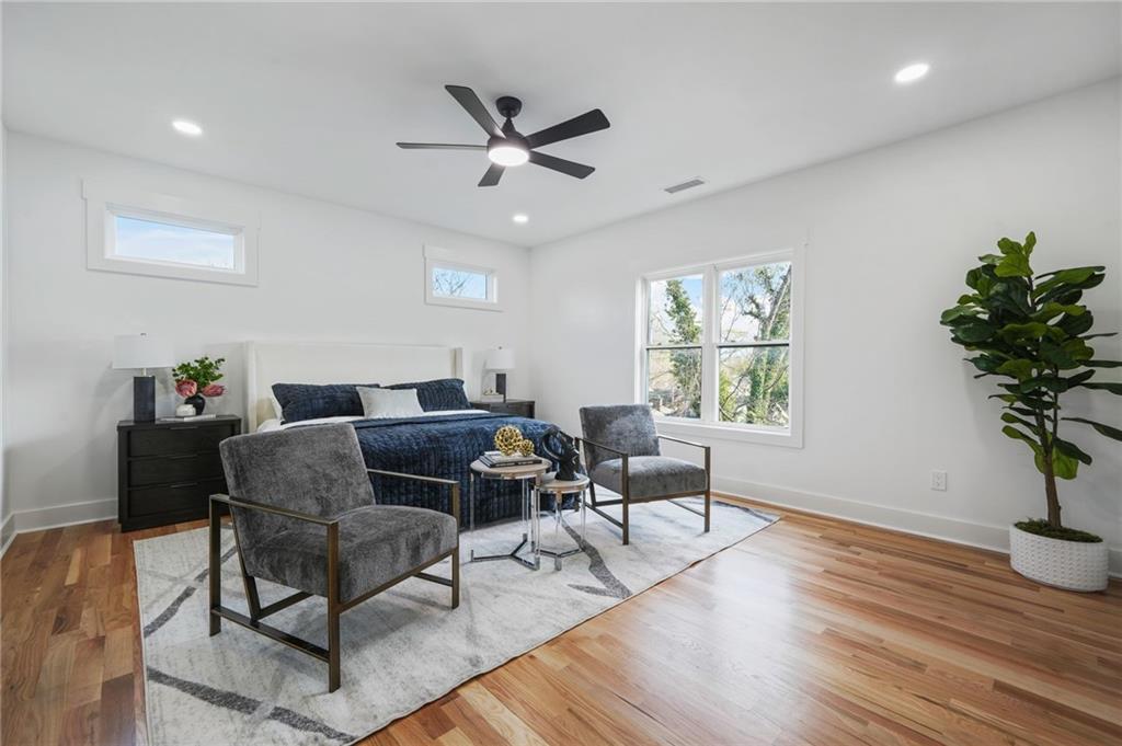 718 Cascade Avenue Southwest Atlanta, GA 30310 - Photo 4 of 37 a living room with furniture and a potted plant