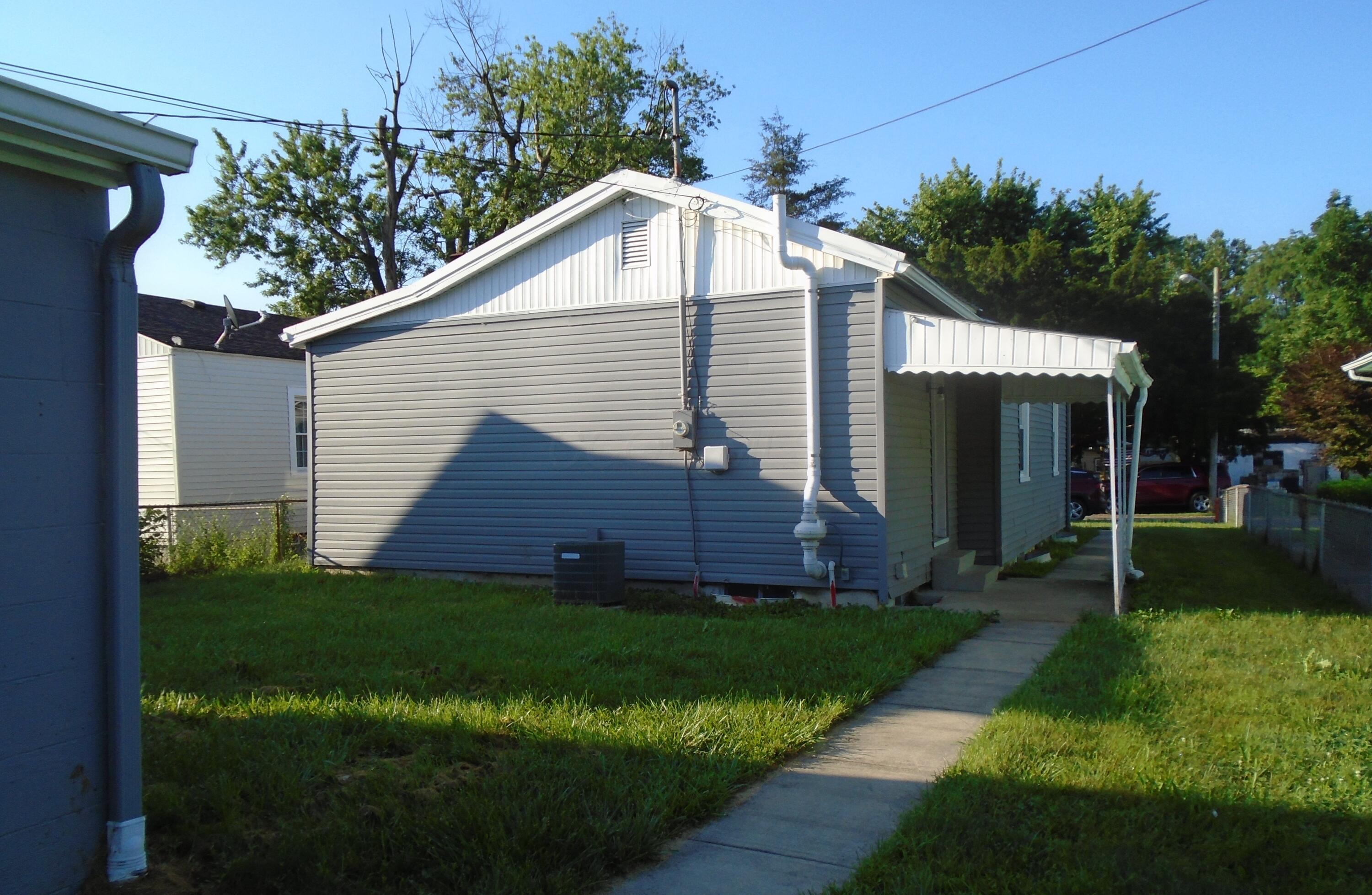 82 Delray Road Columbus, OH 43207 - Photo 4 of 19 Delray back of house