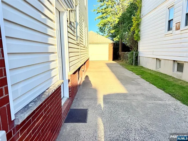 a view of entryway with a front door