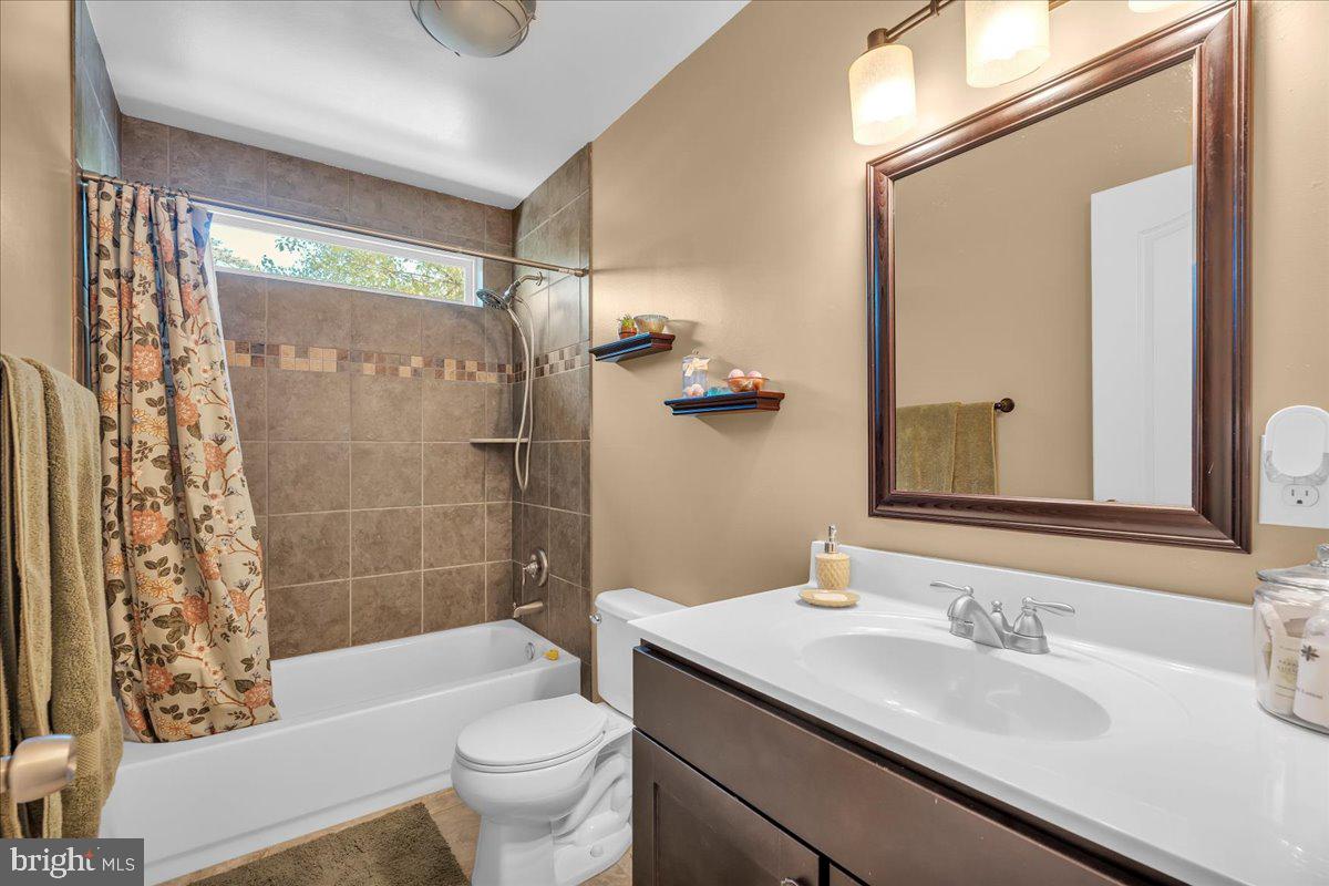 11 Evergreen Road Mount Laurel, NJ 08054 - Photo 25 of 49 Charming bath with modern touches.