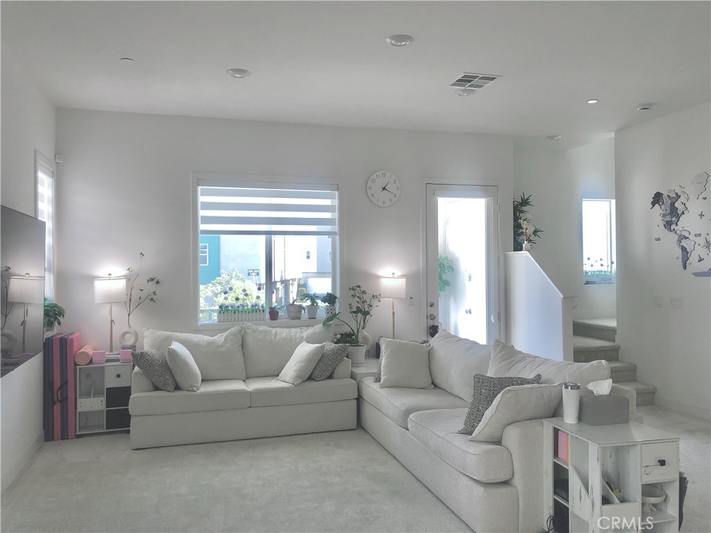 259 Sash Irvine, CA 92618 - Photo 3 of 5