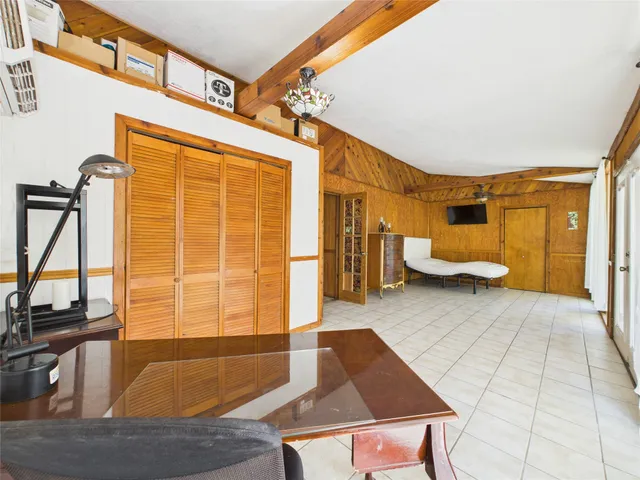 a view of livingroom with furniture