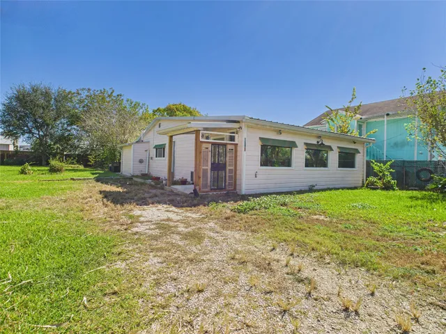 a view of a house with backyard and garden